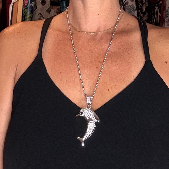 N5. Macy’s Elegant design Silver Diamond cut chain & Dolphin pendant NWT - Picture 1 of 4